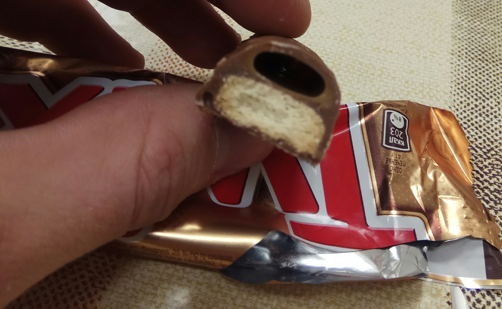 Twix, брак или отличие правой палочки от левой | Пикабу