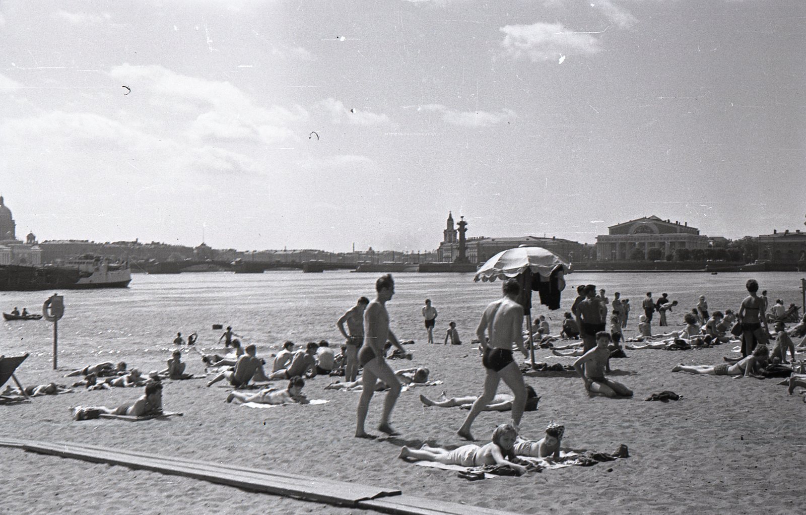 Пляж у Петропавловской крепости (старая фотоплёнка) - Моё, Ленинград, Петропавловская крепость, Пляж, Фотопленка, Хобби, Длиннопост