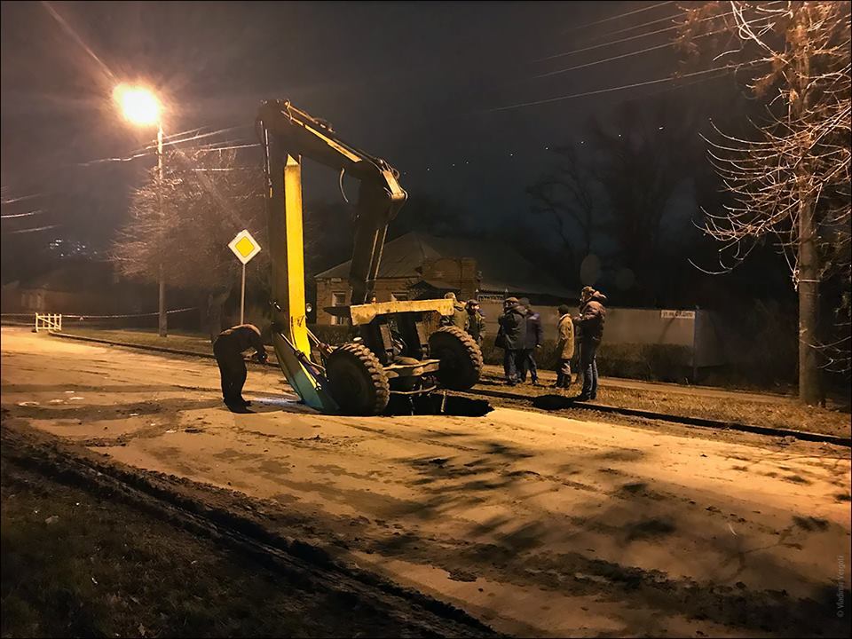 The repair team did not arrive to repair the roadbed in Taganrog - Taganrog, Crash, news, Asphalt, Pit