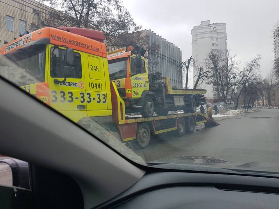 Tow truck is carrying a tow truck - Tow truck, The photo