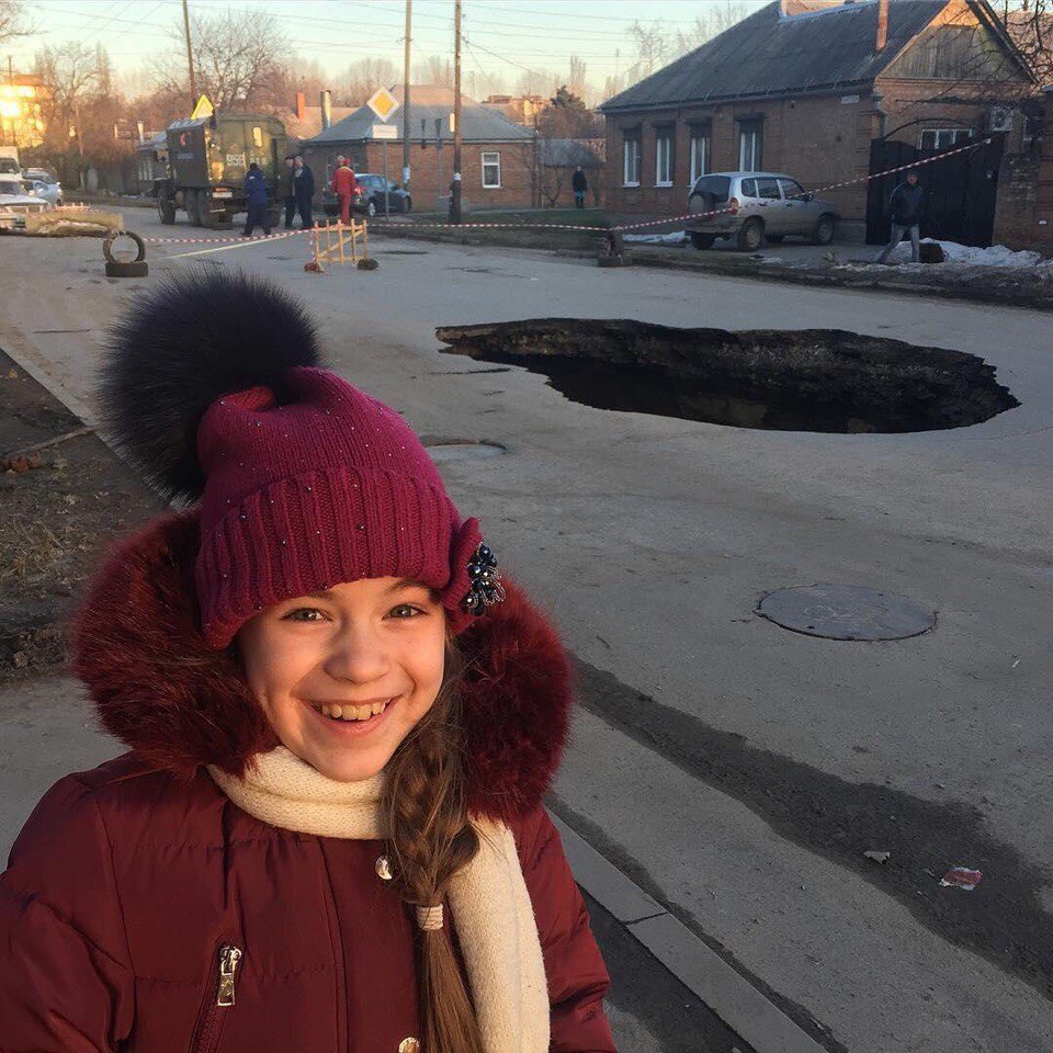 В Таганроге провалился асфальт. Фотошоперы не заставили себя долго ждать - Photoshop, Асфальт, Длиннопост, Баян, Яма, Повтор