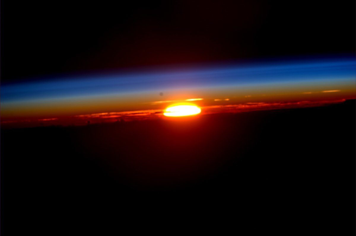 Фото заката из космоса
