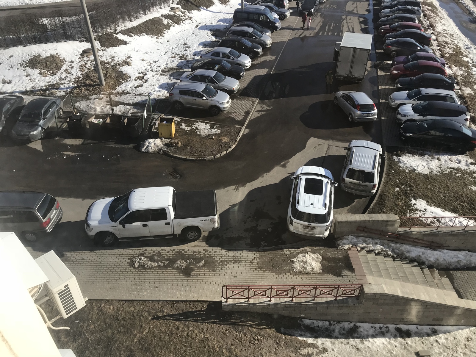 20 cm in the yard. For those who have “everything is fine” in the first post, “the car of the place” does not see the obvious. Think about those around you. - My, Parking, Неправильная парковка, Longpost