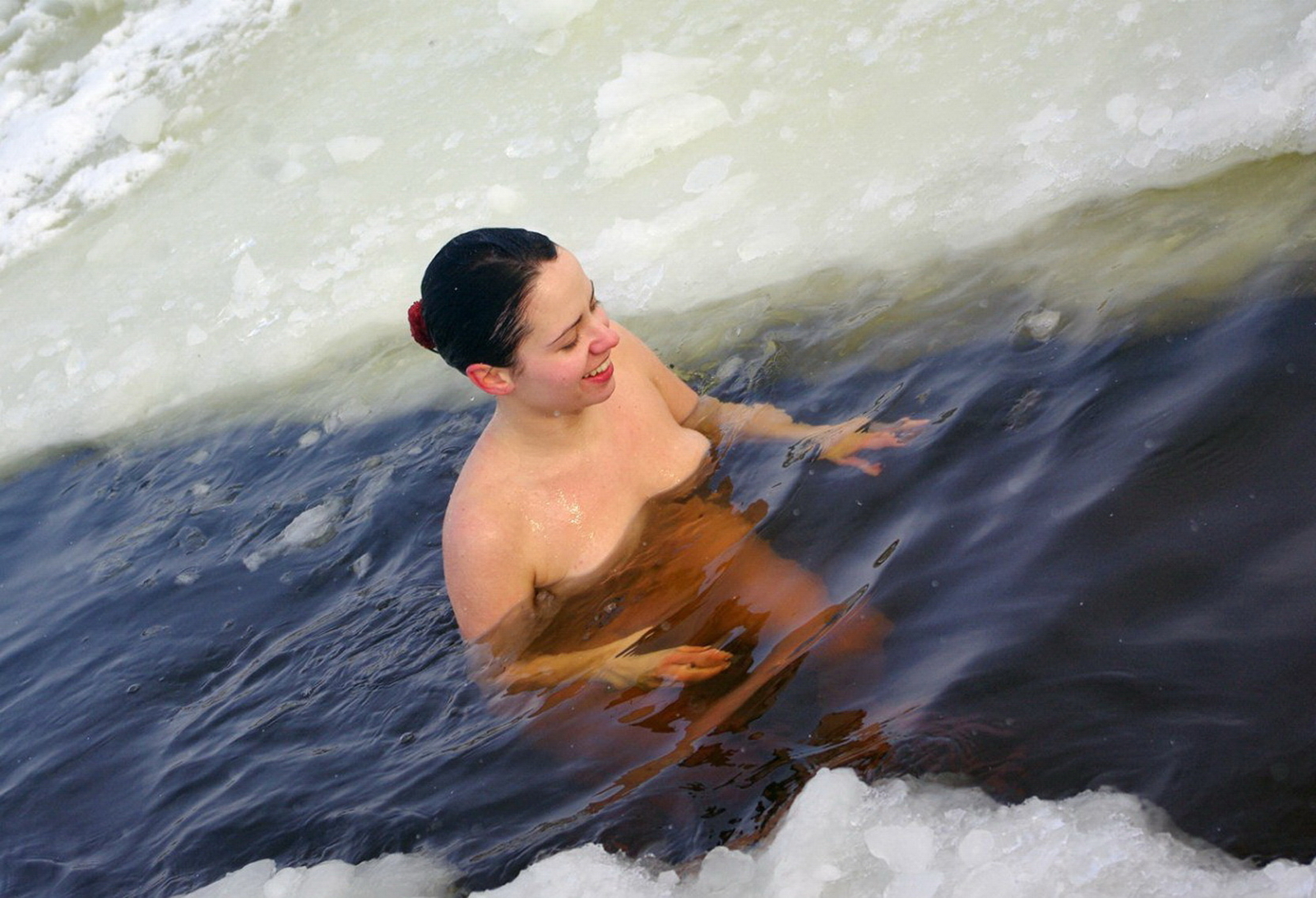 женщины в проруби купаются голыми фото 88