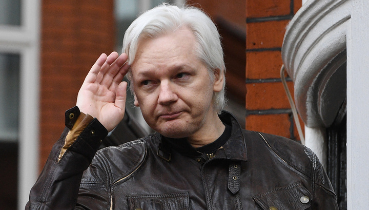 Ecuador cut off Assange's internet - Internet, Liberty, Julian Assange, Politics