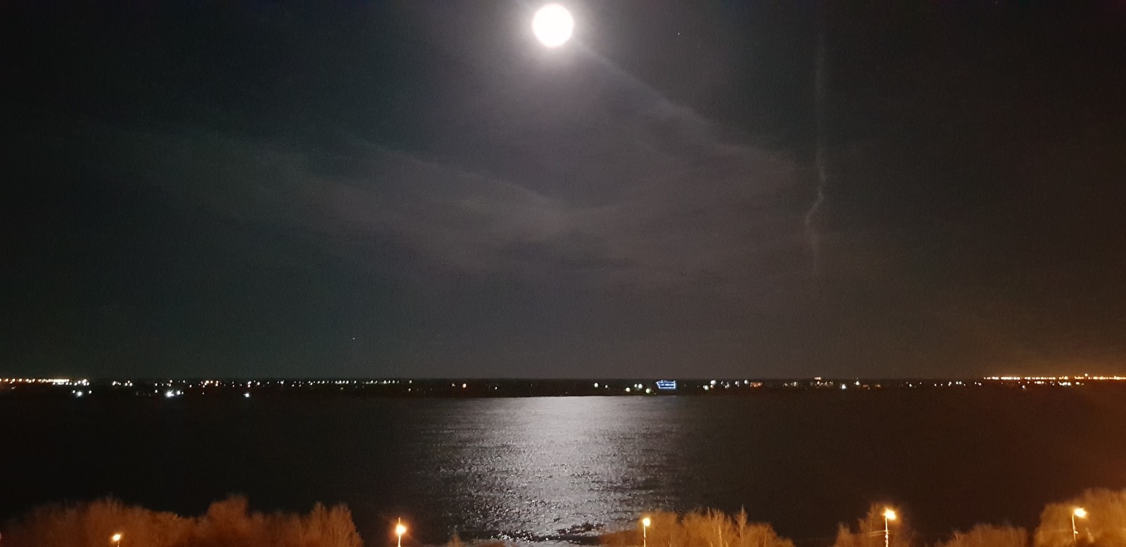 Volgograd never ceases to amaze! - My, Night city, Volgograd, Embankment, Night, The photo, moon, Volga, Volga river