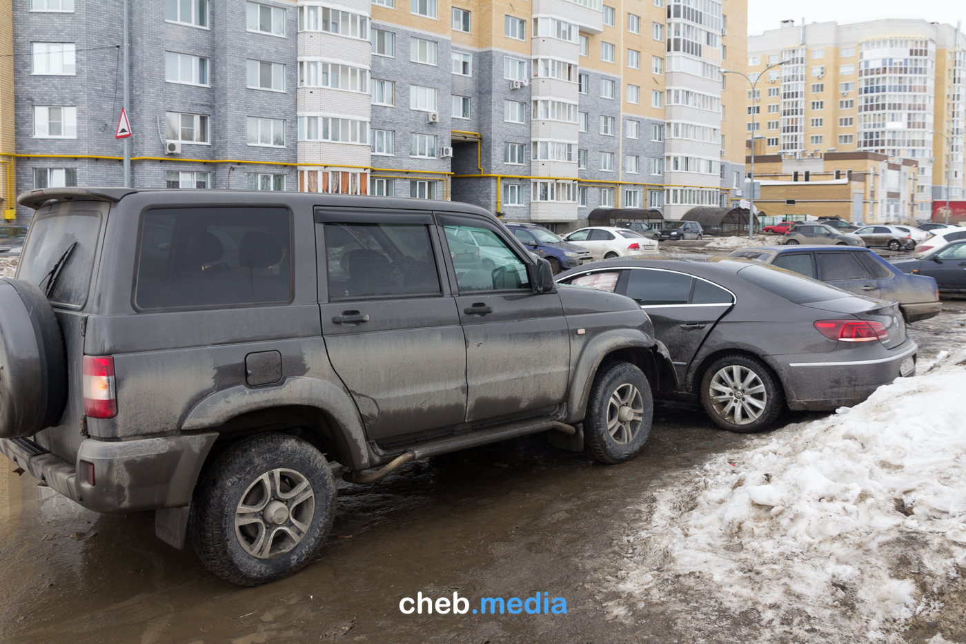 Маршрутные войны? В Чебоксарах внедорожник протаранил припаркованную  иномарку | Пикабу