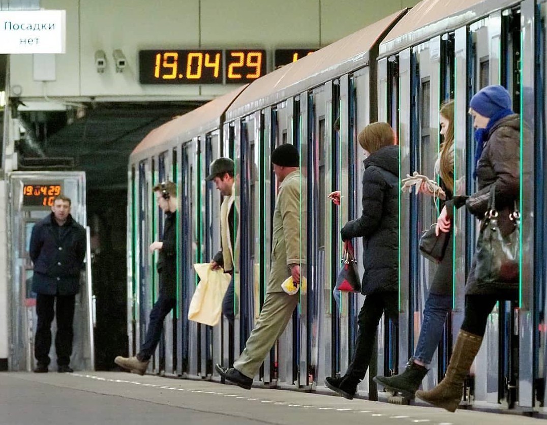 One, two, left. - Moscow, Metro