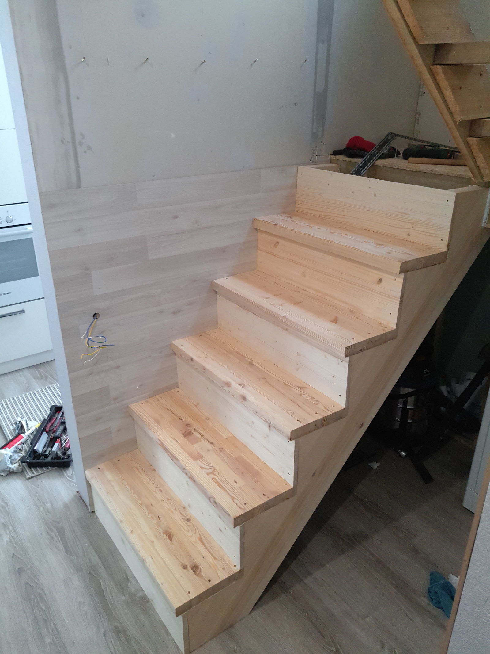 Самая простая лестница. Лестница из досок. Лестница деревянная на второй этаж. Ступеньки из дерева. Простая лестница из дерева.
