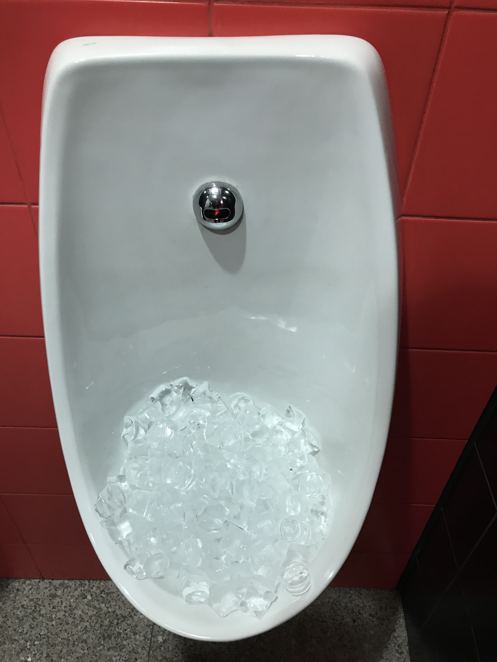 golie-na-pissuare-ochen-interesnoe-porno-foto