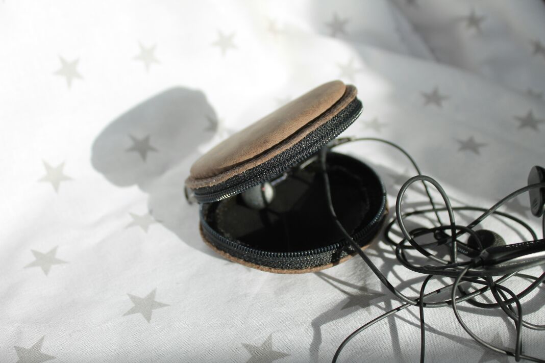 The first steps are very difficult ... Part-4 (Miscellaneous trifle - Business card holder and experimental case for headphones) - My, Natural leather, Leather, Handmade, Leather products, Leather craft, Needlework, Needlemen, Longpost