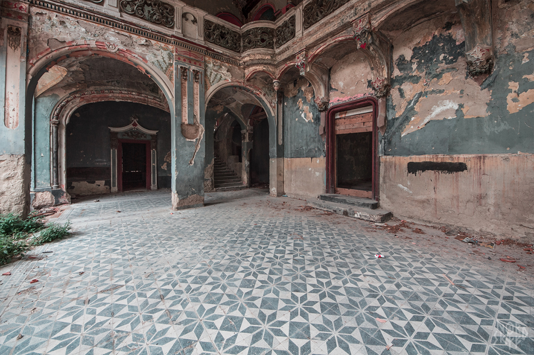 Gloomy abandoned mansion in Serbia - My, Urbanphoto, Zabugornyurban, Longpost, Serbia, Architecture, The photo