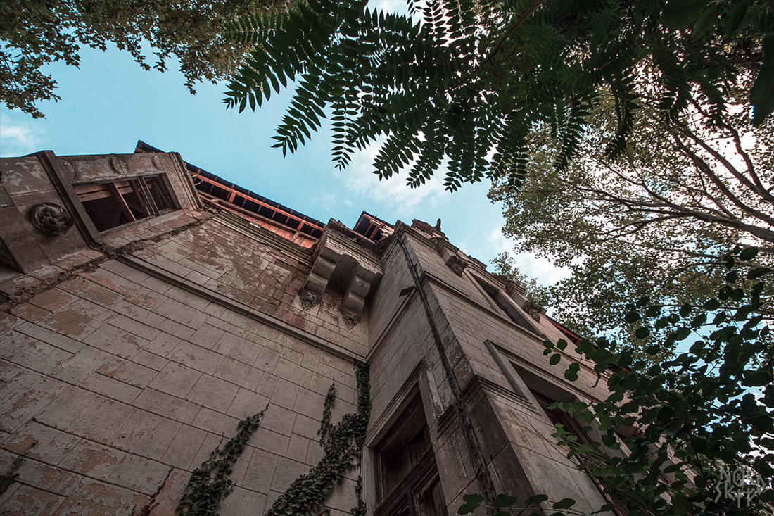 Gloomy abandoned mansion in Serbia - My, Urbanphoto, Zabugornyurban, Longpost, Serbia, Architecture, The photo