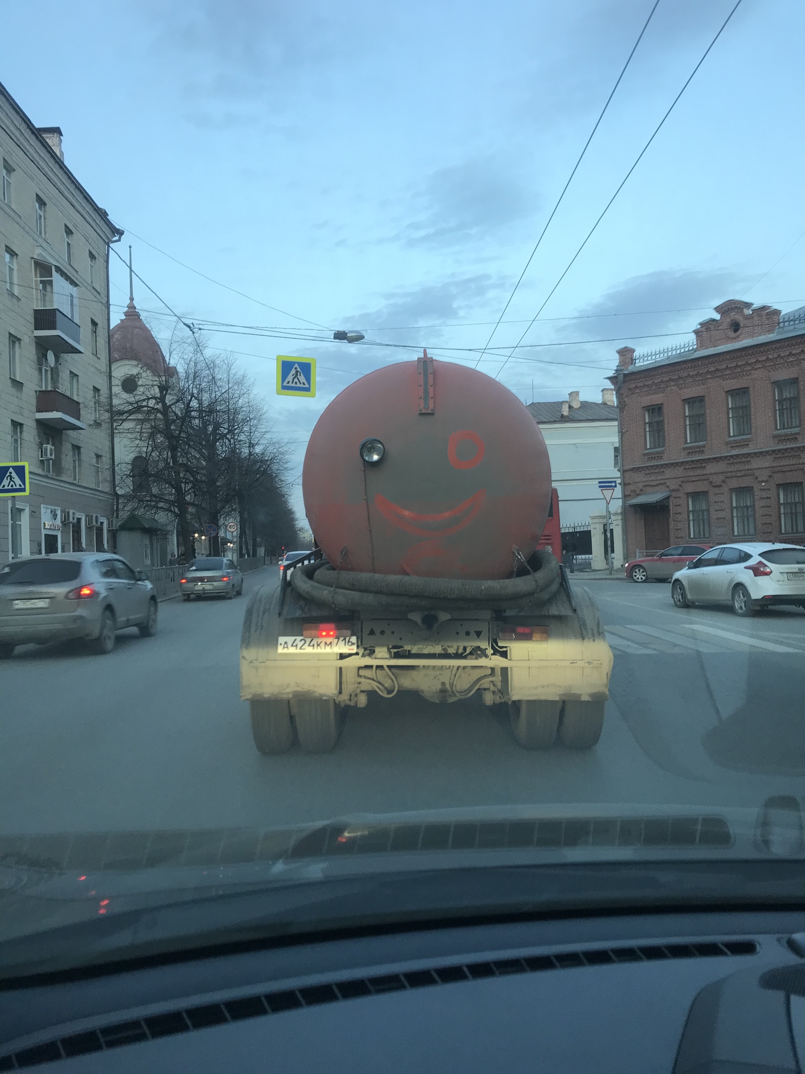 Веселый какаховоз в пенсне - Моё, Фотография, Казань, Смайл, Пенсне, Ассенизаторская машина