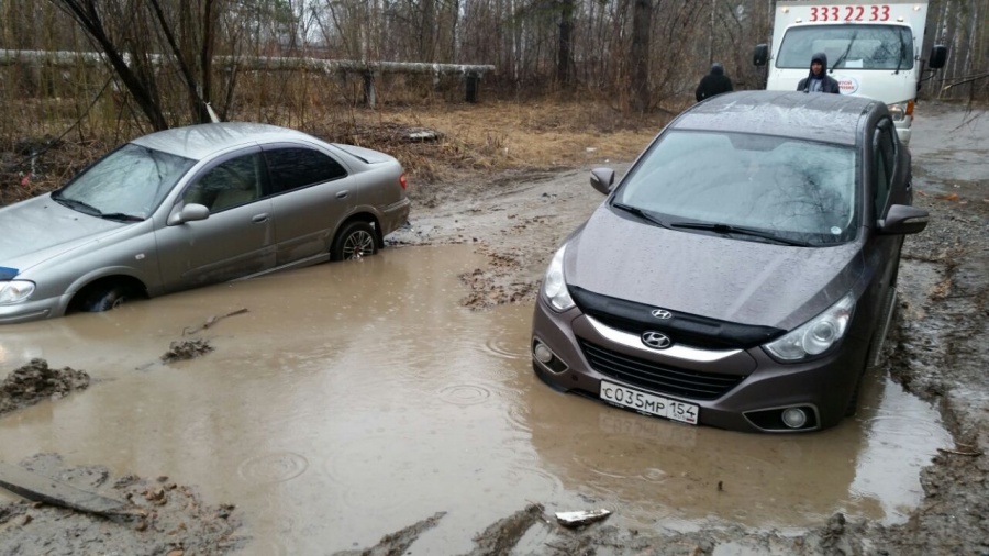 Novosibirsk drivers fall into the asphalt, and bare rebar pins sprouted in the parking lot - Road, Siberia, Novosibirsk, Off road, Spring, Longpost