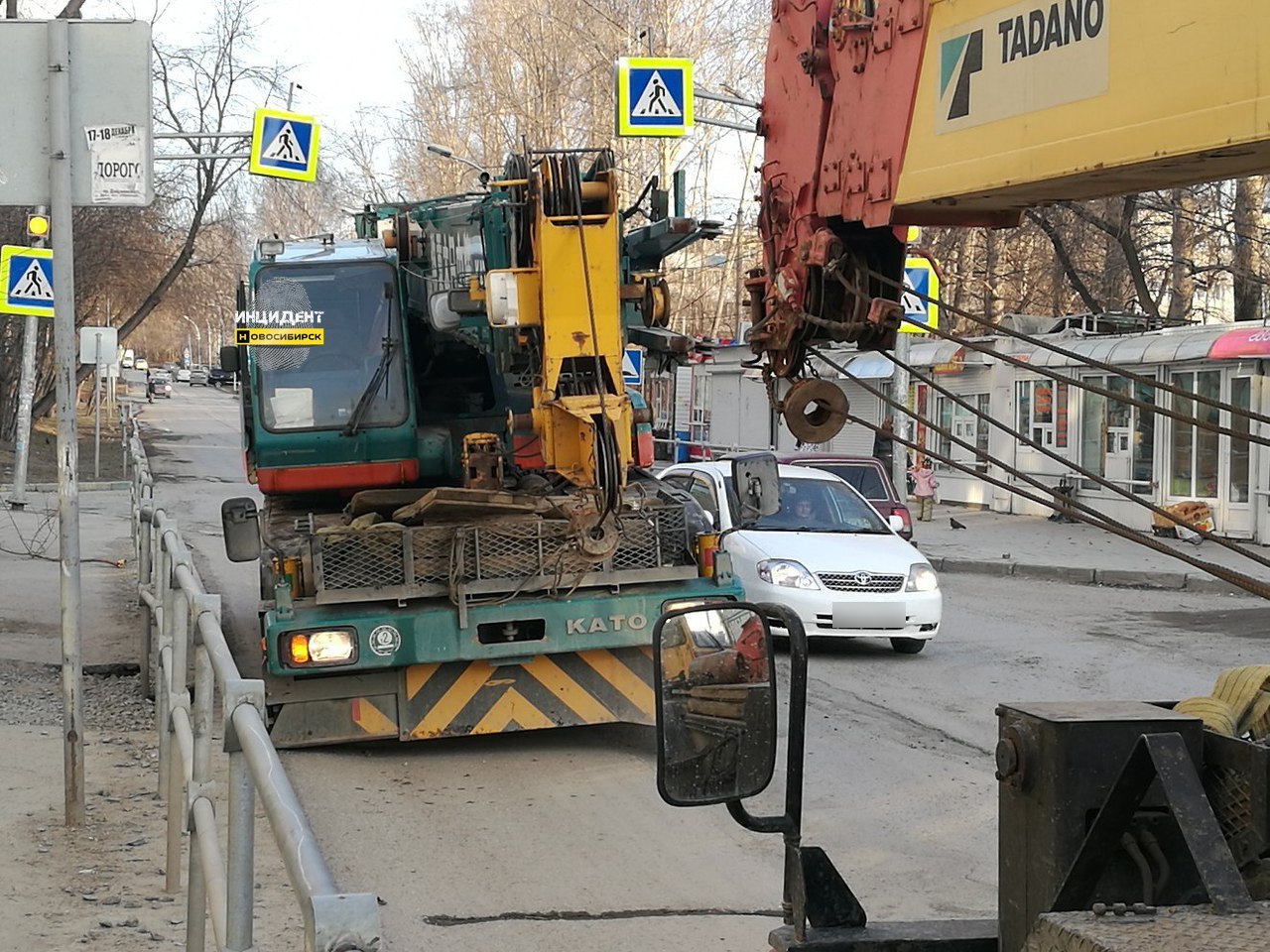 Новосибирские водители проваливаются в асфальт, а на парковке проросли  оголённые штыри арматуры | Пикабу