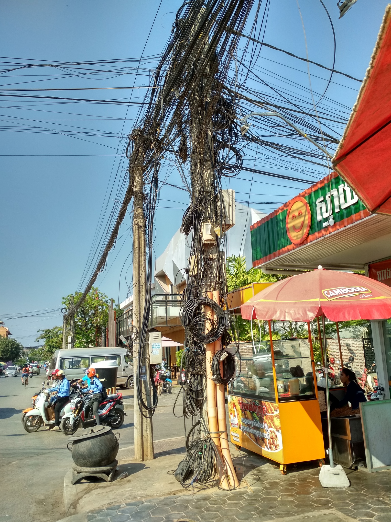 Electrician's Nightmare - Cambodia, Power lines, The wire, Siem Reap, Longpost