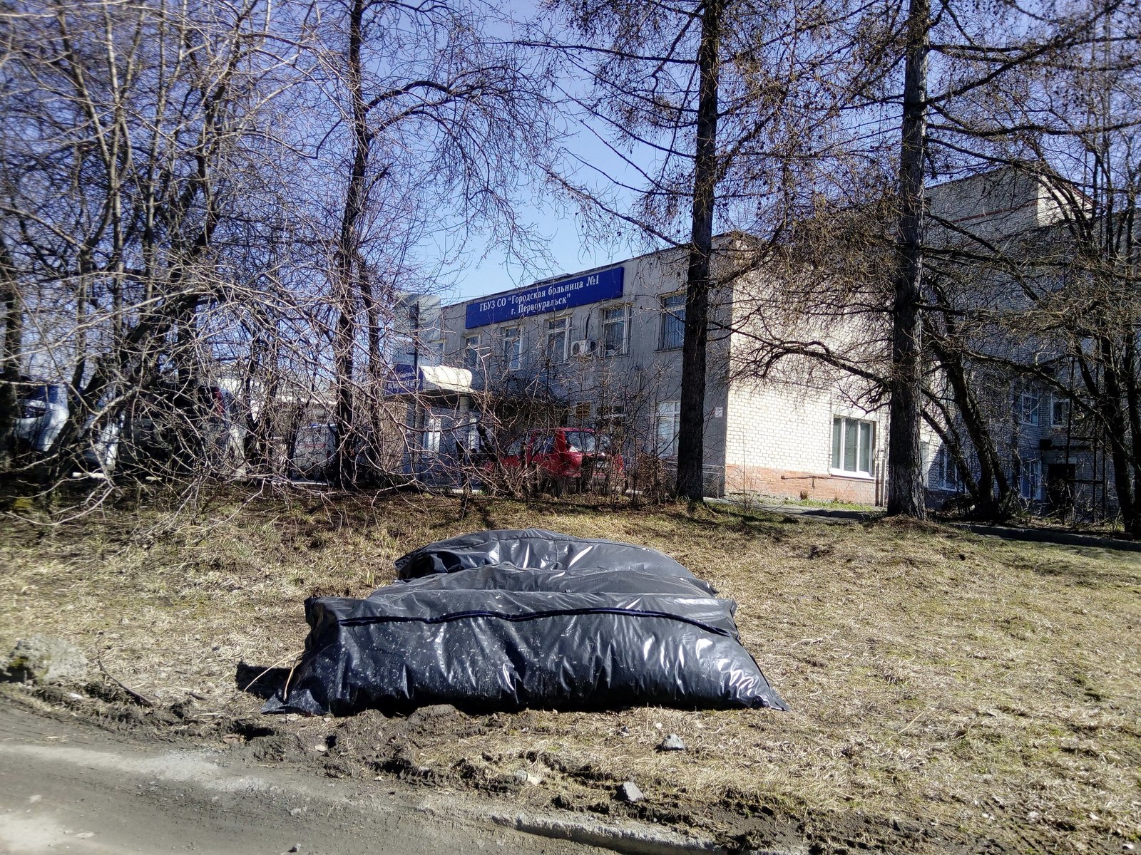 На Урале трупы лежат штабелями у входа в больницу | Пикабу