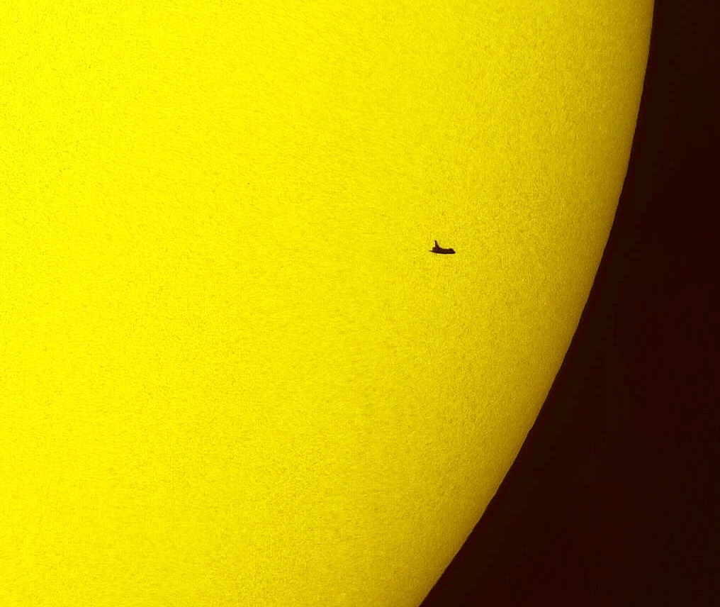 Shuttle against the background of the Sun. - The photo, shuttle