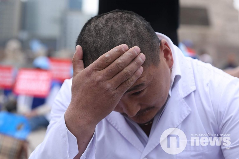 Doctors in Ulaanbaatar have started shaving their heads to protest unfair salaries. - Mongolia, Doctors, Strike, Video, Longpost