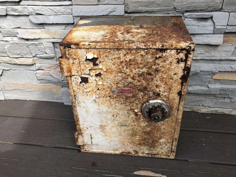 A couple from Staten Island dug up a safe with diamonds, gold and money in their garden - Safe, Longpost, Treasure, Find, Gold, Money, Decency