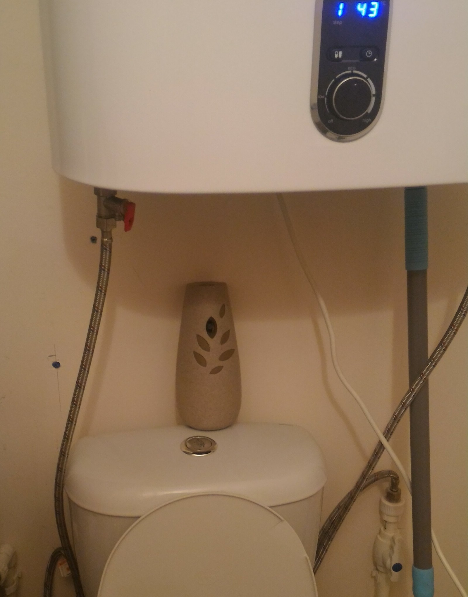 Скрытая камера в женском туалете подглядывает снизу