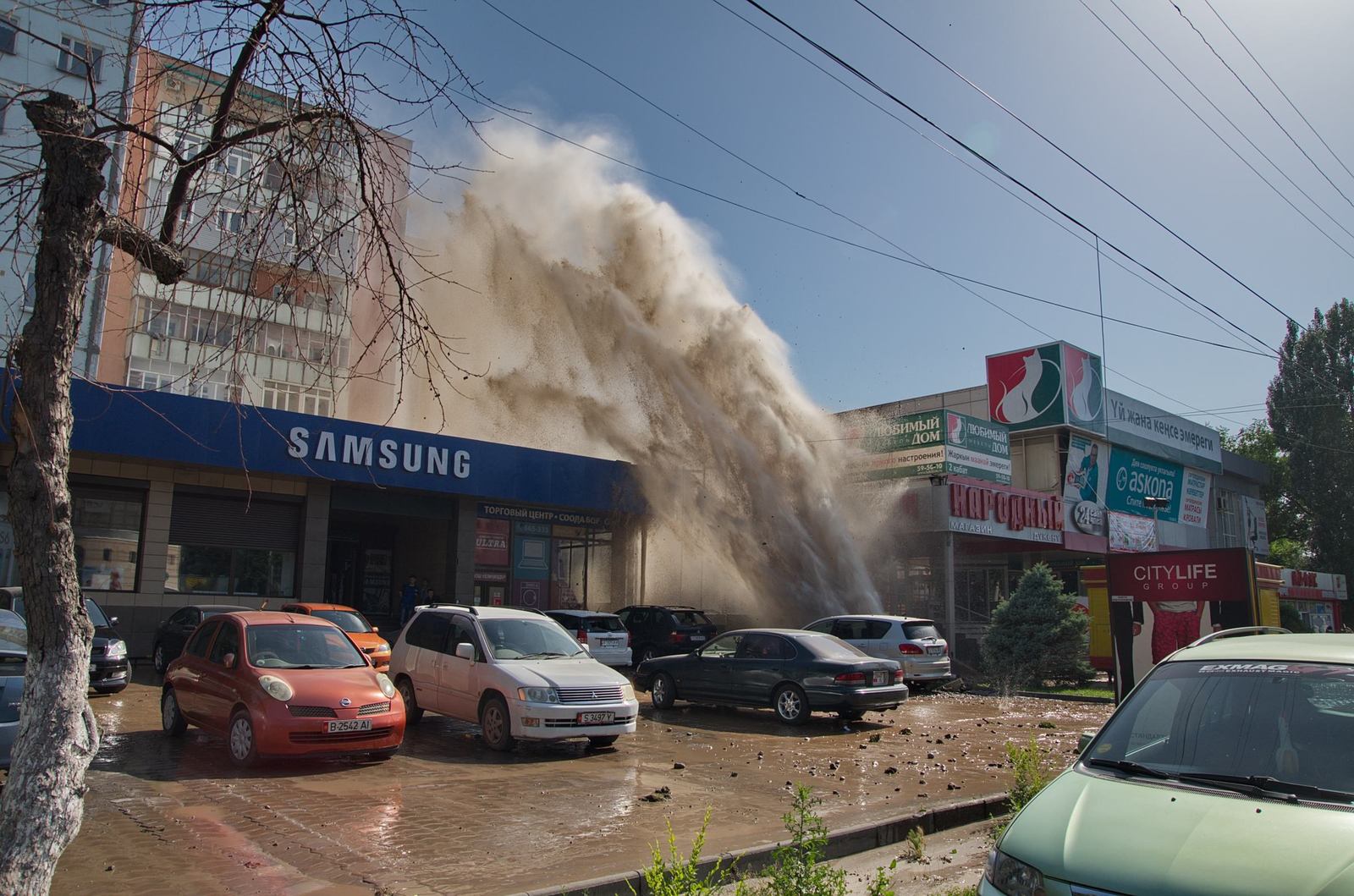 Накрыло Samsung - Моё, Кыргызстан, Фонтан, Взрыв, Ущерб, Samsung, Видео