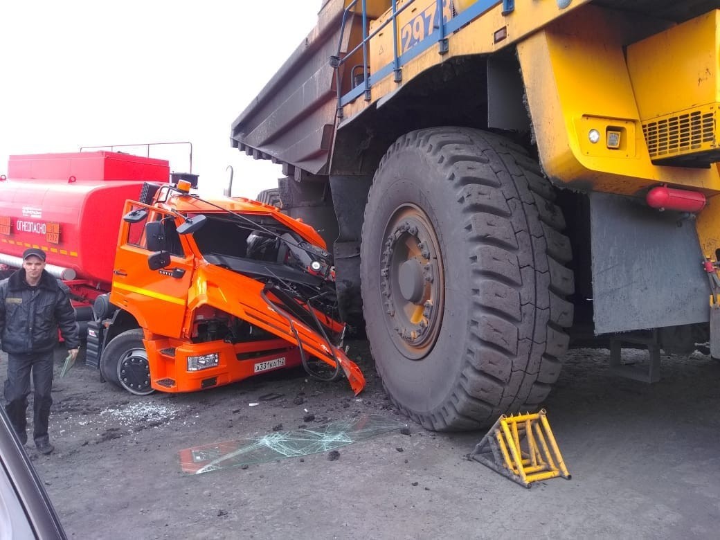 BelAZ crushed a tank truck - My, BelAZ, Kamaz, Crash, Woman driving, Longpost