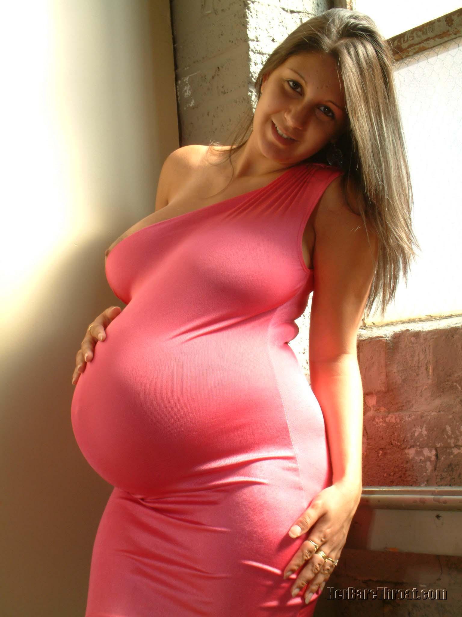 ее огромная грудь и беременный живот (120) фото