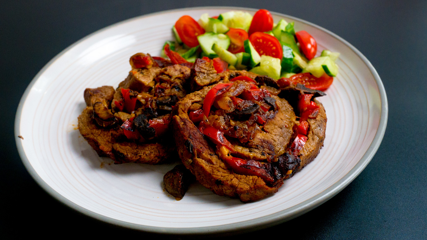 Рулет из вырезки говядины с овощами и грибами | Пикабу