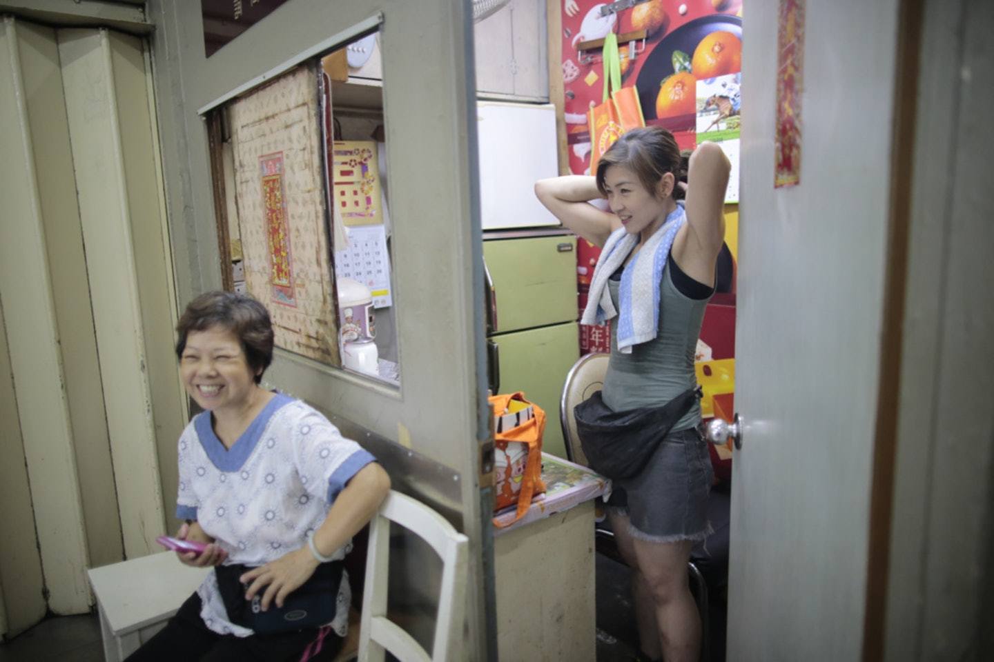 Not the most typical type of work for a girl - a loader - Society, China, Hong Kong, Beautiful girl, Female, Movers, The photo, Longpost, Women