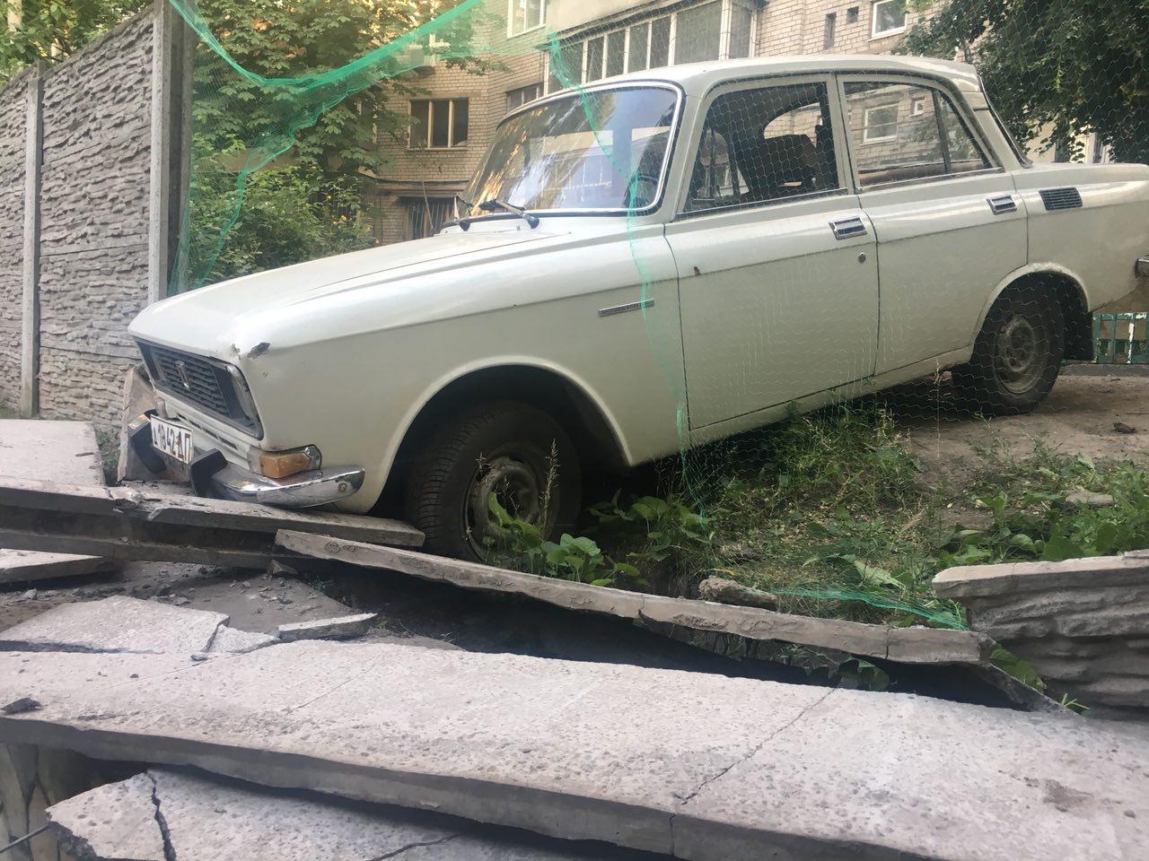 Москвич снес бетонный забор - Москвич, Авто, Российский автопром, Длиннопост, Отечественный автопром