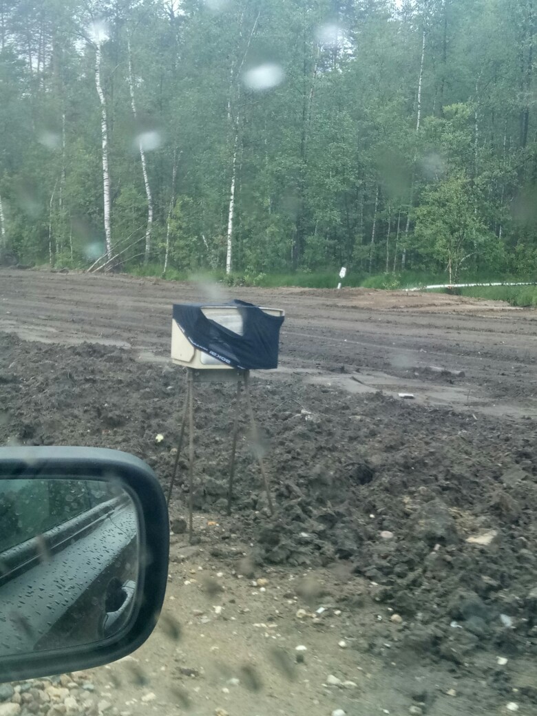 Вот так в сторону Москвы после Покрова борятся со штрафами. На треногу  натянули трусы. | Пикабу