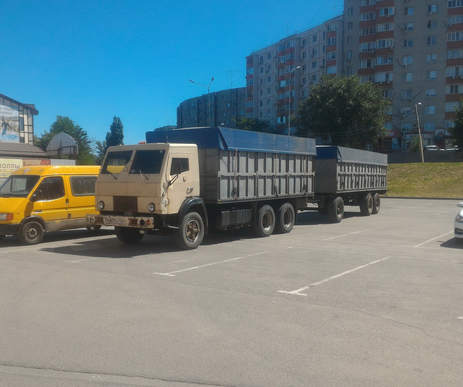 Armored grain carrier. - My, Grain carrier, Armored car, Motorists