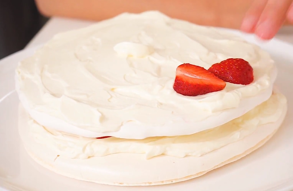 Meringue cake Anna Pavlova with strawberries and whipped cream - My, Cake, Dessert, Meringue, , Cream, Strawberry, Pavlova, Anna Pavlova, Longpost, Strawberry (plant)