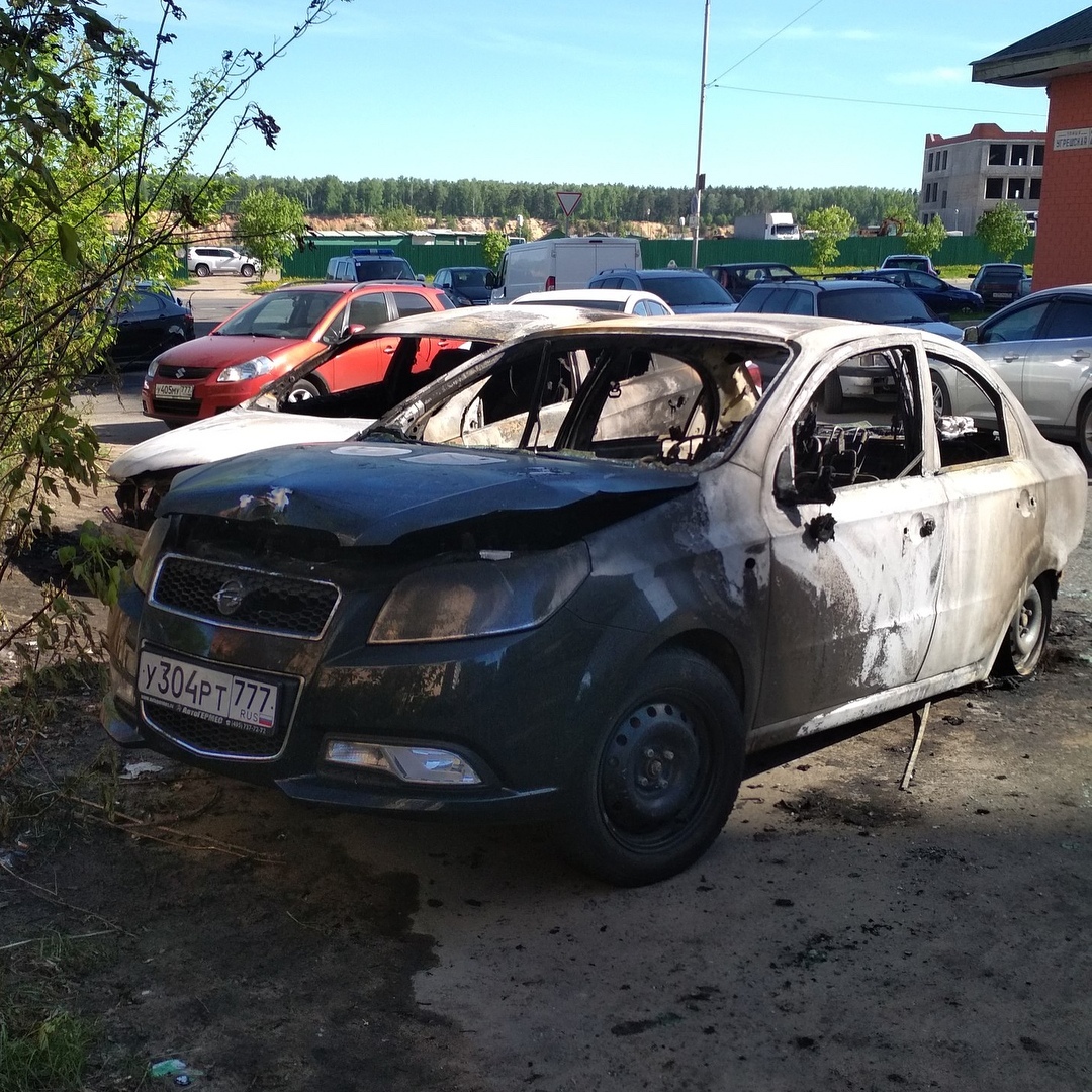 Спасли припаркованные автомобили от пожара - Видео, Пожар, Авто, Транспорт, Герои, Парковка, Машина, Дорога, Длиннопост