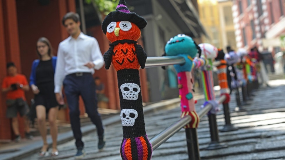 How one shop's pen tie started a flash mob all over the world! - Knitting, Knitting to order, , , , Art, Street art, Longpost