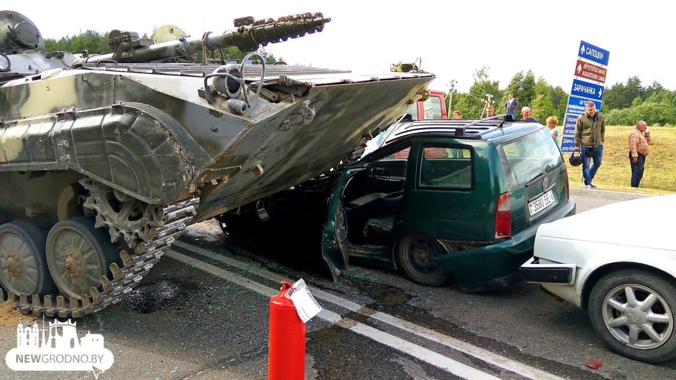 БМП раздавила легковой автомобиль на выезде из Гродно - Республика Беларусь, Гродно, Бмп, ДТП, Видео, Длиннопост, Гифка