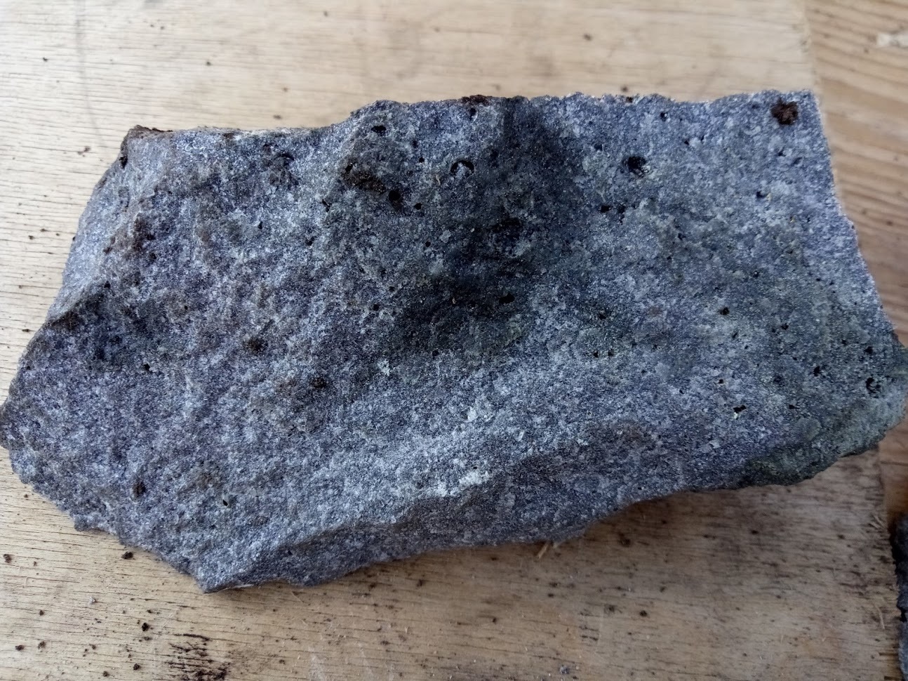 Чёрный пористый камень