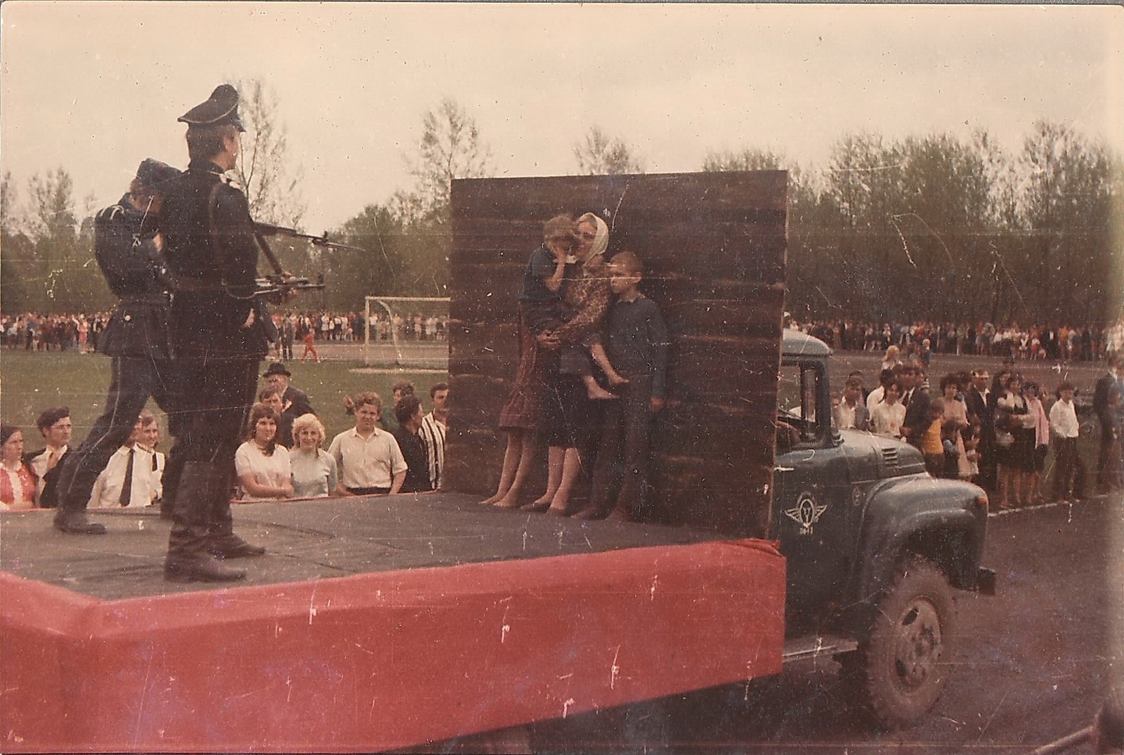 Парад победы 1975 года. 9 Мая старые снимки. День Победы старые фотографии. Фото дня Победы 9 мая старые.