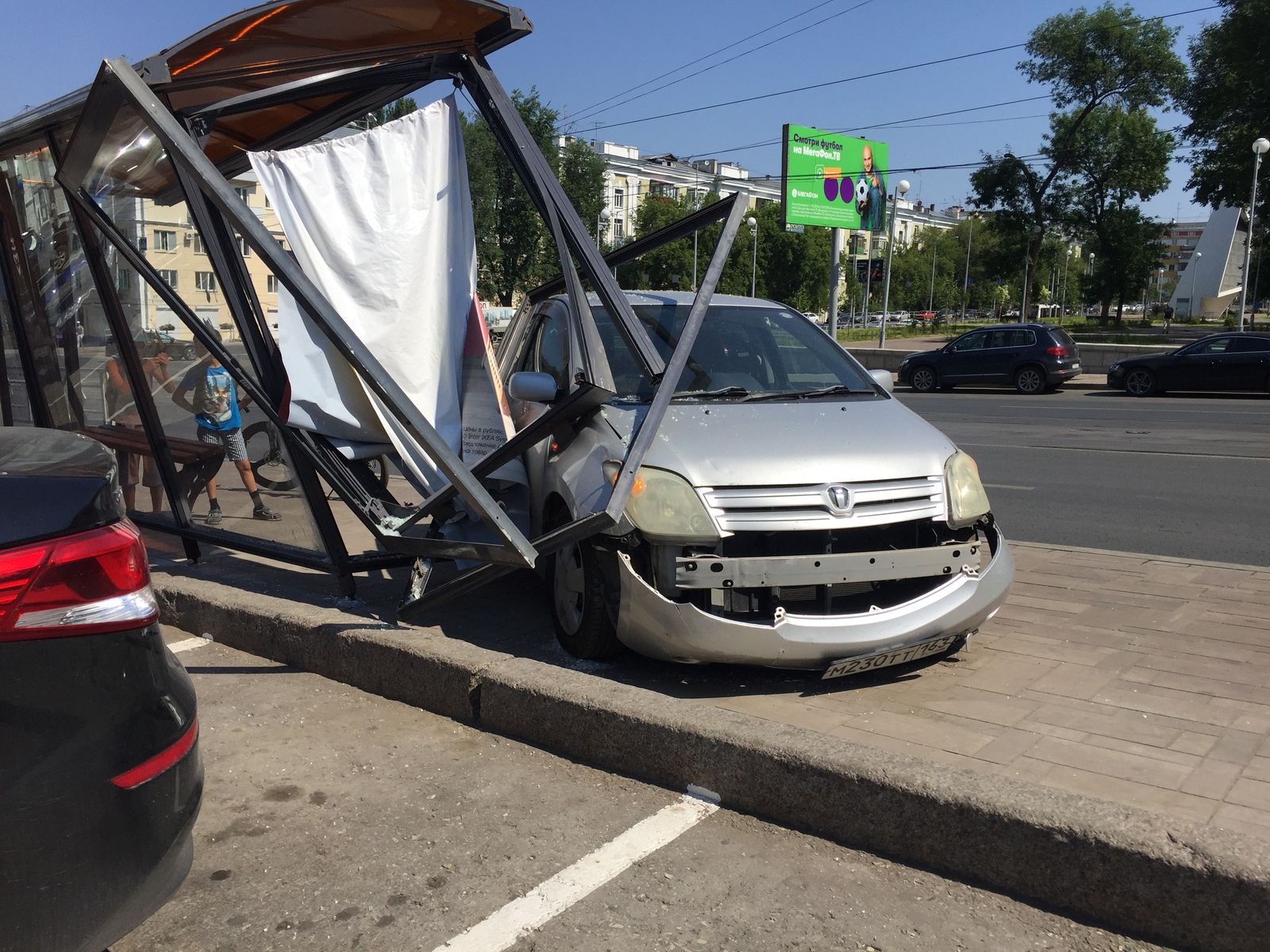 Автомобиль снес остановку в Самаре | Пикабу