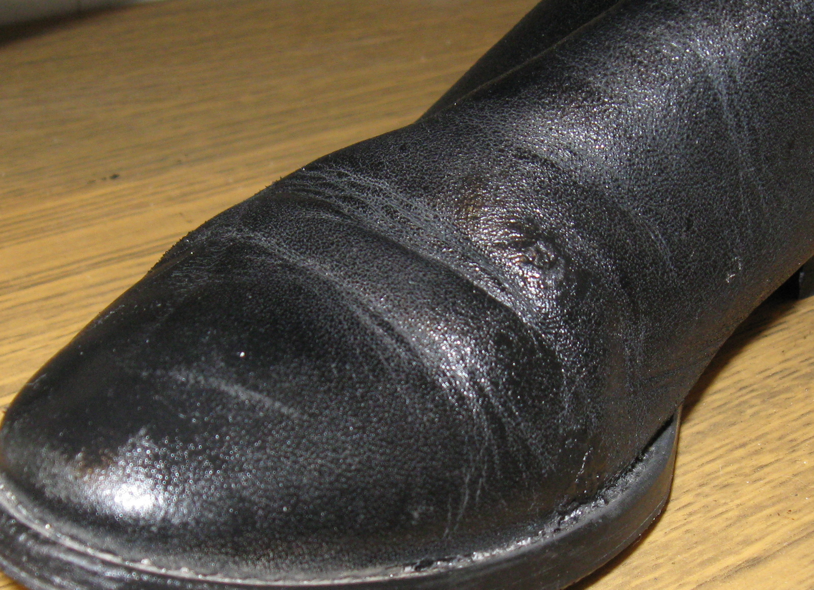Трещины на ботинках. Отдушистость кожи верха обуви. Кожаные ботинки треснули. Кожа для верха обуви. Дефекты кожаной обуви.