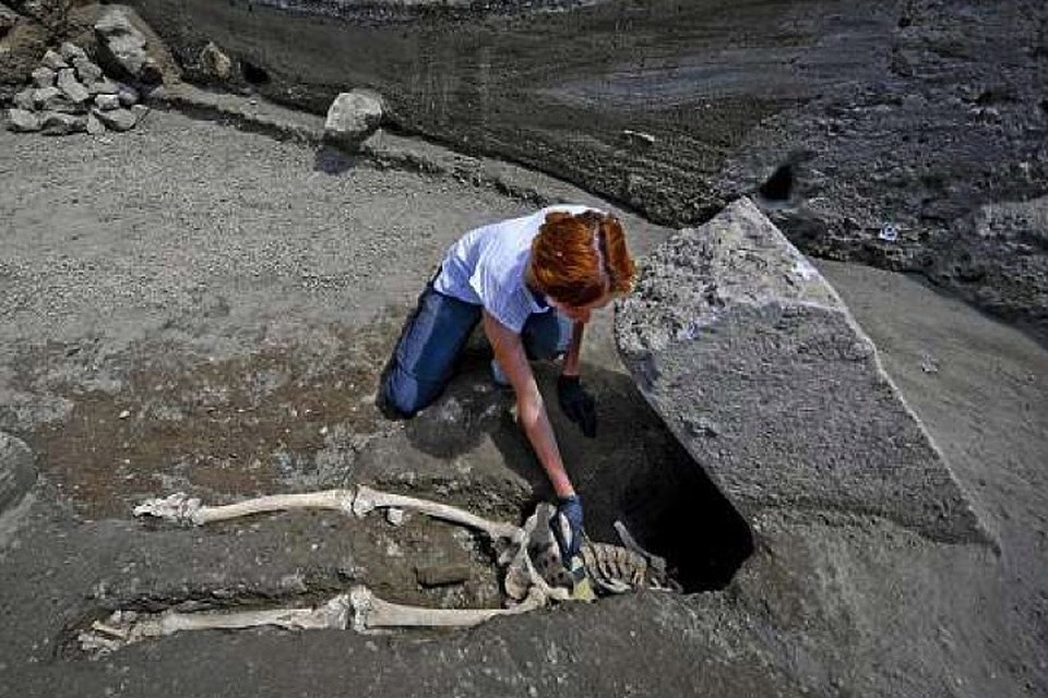 Head of the 'Headless Man from Pompeii' found - Pompeii, Skeleton, Death, Archeology