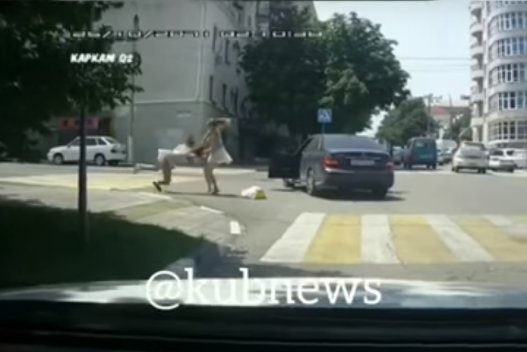 In Novorossiysk, three girls started a fight on the roadway - Russia, Краснодарский Край, Novorossiysk, Russian roads, Kuban, Female, Fight, Women