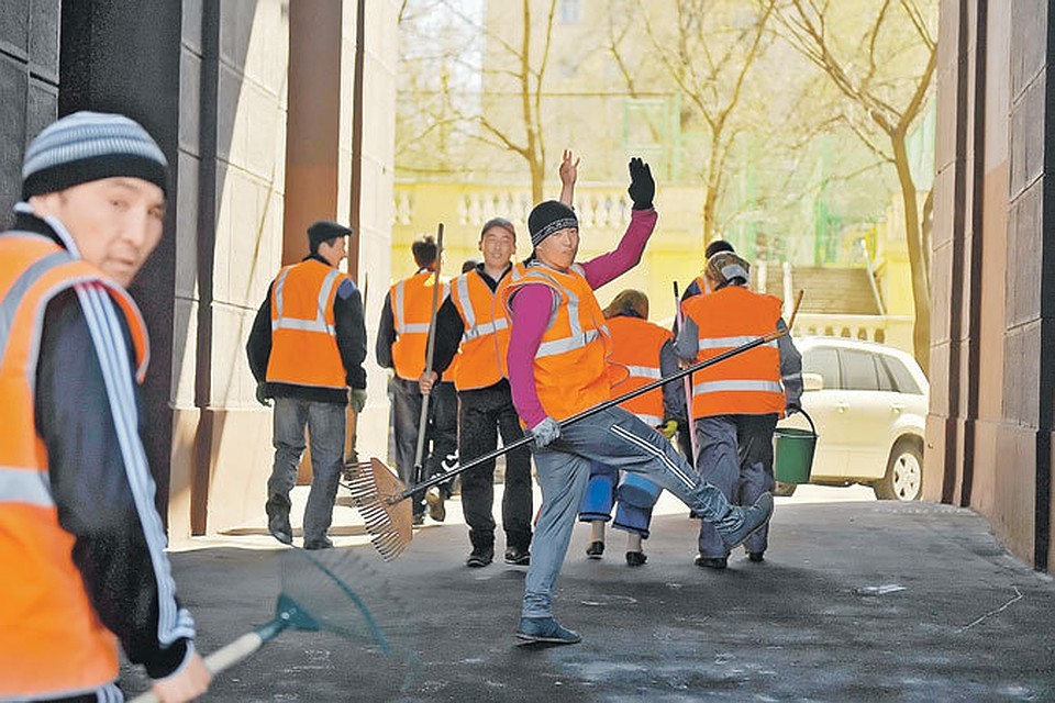 Japanese fans clean up the city before they leave - 2018 FIFA World Cup, Humor, Garbage, Racism, Japanese, Guest workers