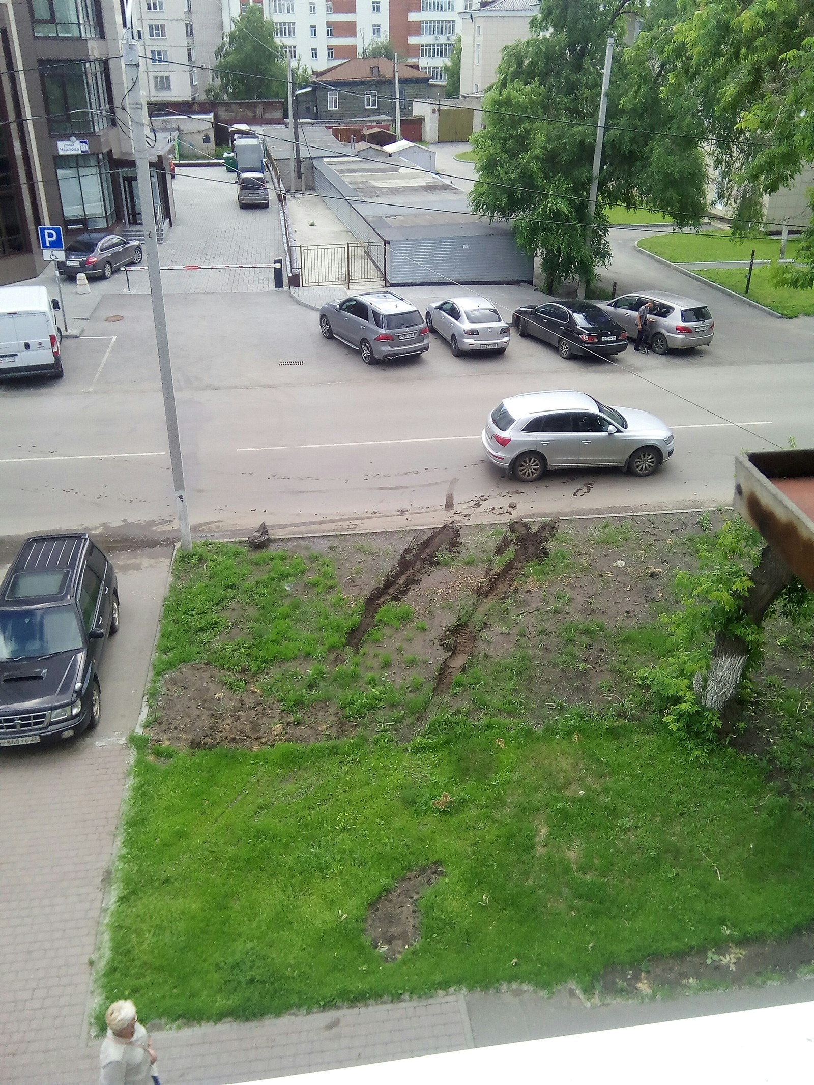 Parking? No, lawn is better. - My, Barnaul, Parking, Longpost