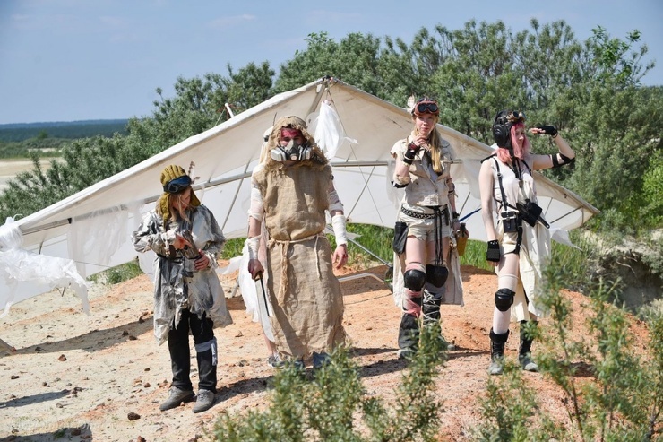 Steampunk, hang gliders and eagle owls: looking at photos of the apocalypse taken in the sands of Berezovsky - Steampunk, Apocalypse, The photo, Cosplay, Crazy Max, Longpost