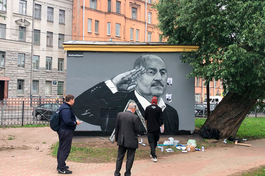 В Петербурге нарисовали новое граффити с Черчесовым поверх закрашенного
 - Станислав Черчесов, Граффити, Новости, Футбол, Чемпионат мира, РБК