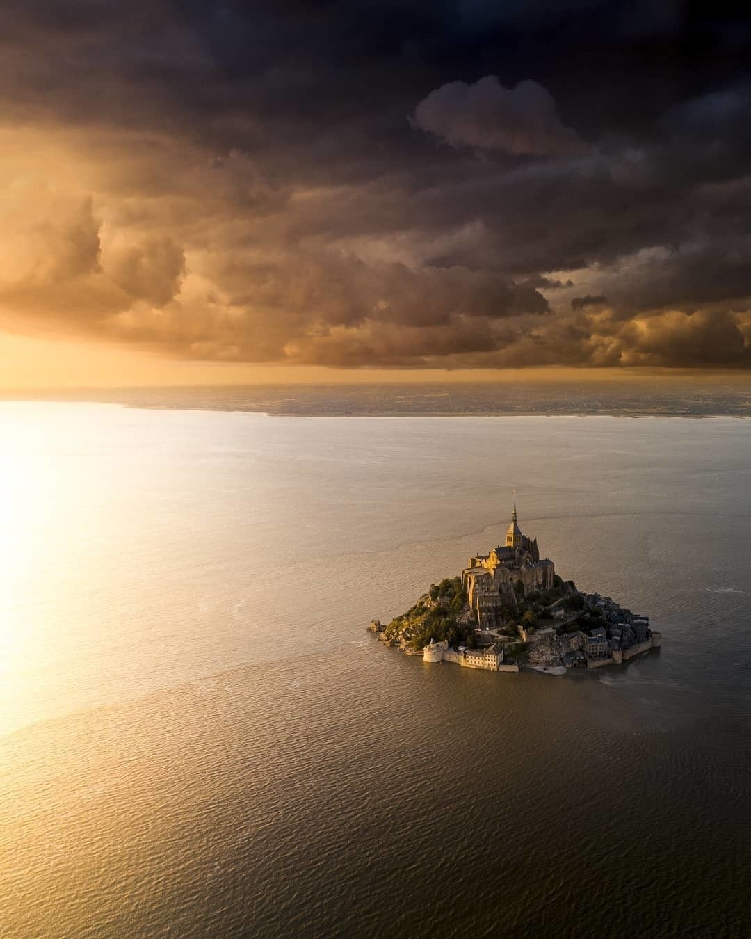 The French castle of Mont Saint-Michel is considered the most unusual in the world - Lock, sights, Longpost