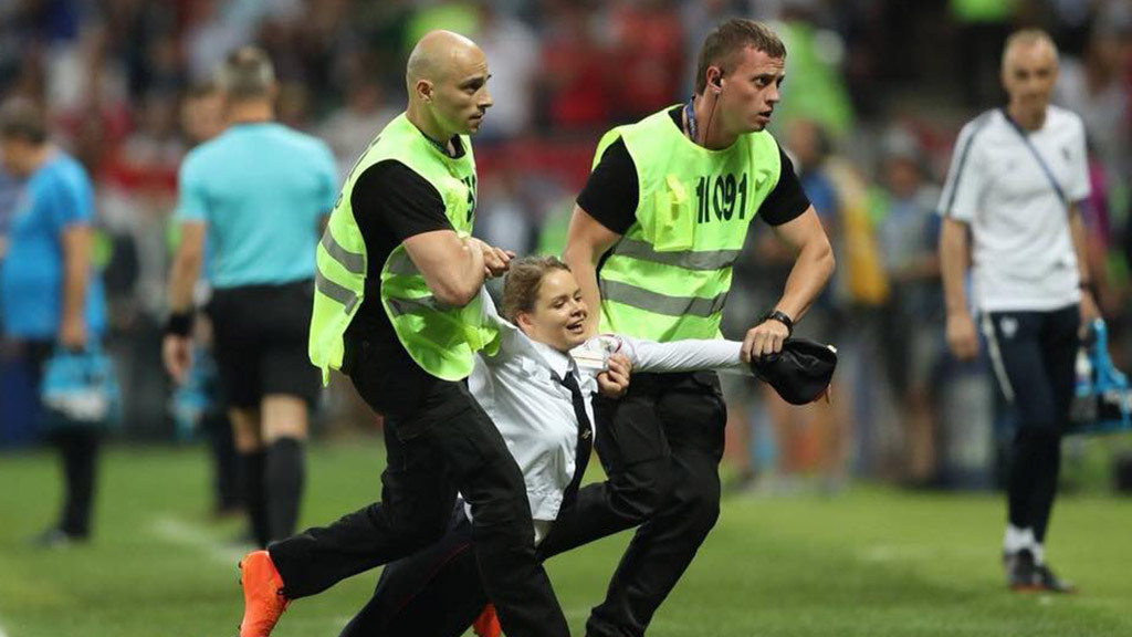 Interrogation of Pussy Riot run out on the field by the police caught on video (FINAL World Cup 2018) - Soccer World Cup, Football, Idiocy, Video, Longpost